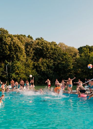 petrecere piscina in natura in aer liber