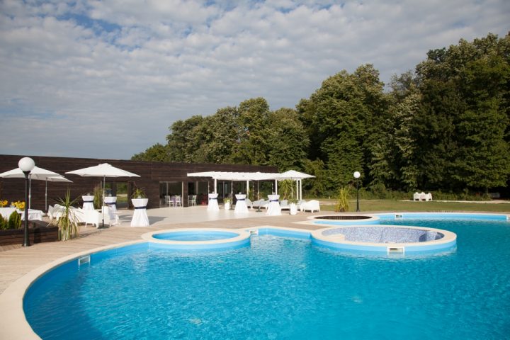 Piscina in aproiecre de bucuresti, padure, locatie evenimente