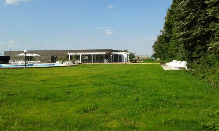 Piscina in aproiecre de bucuresti, padure, locatie evenimente