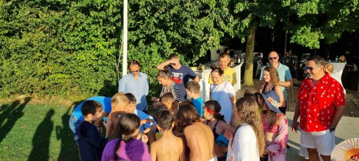 petrecere in aer liber la piscina