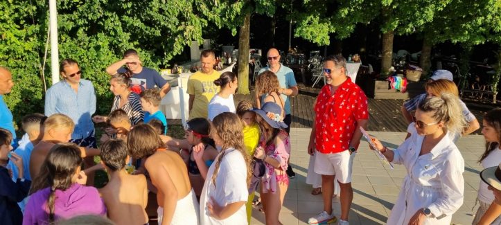 petrecere in aer liber la piscina