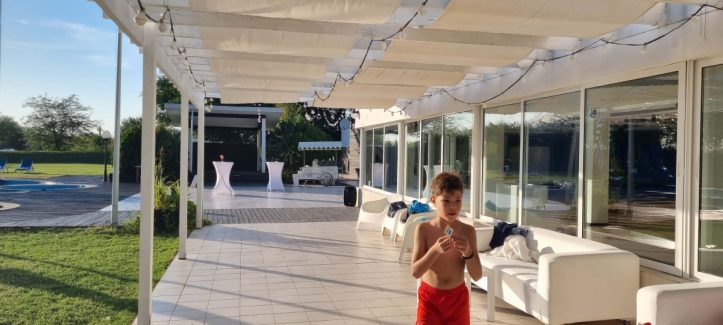 petrecere in aer liber la piscina