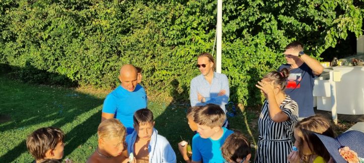 petrecere in aer liber la piscina