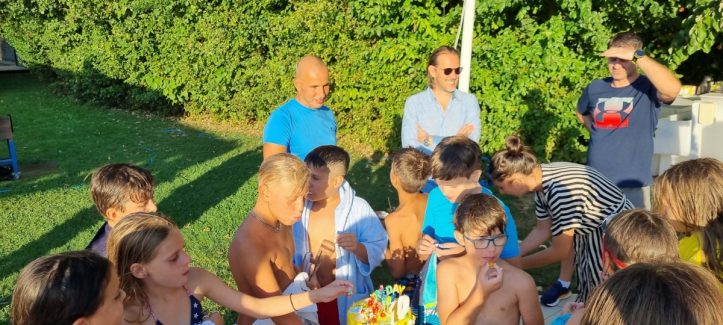 petrecere in aer liber la piscina