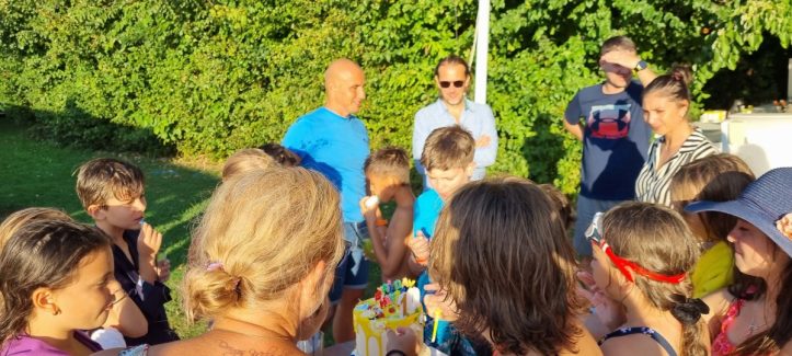 petrecere in aer liber la piscina