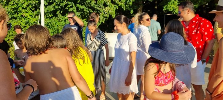 petrecere in aer liber la piscina