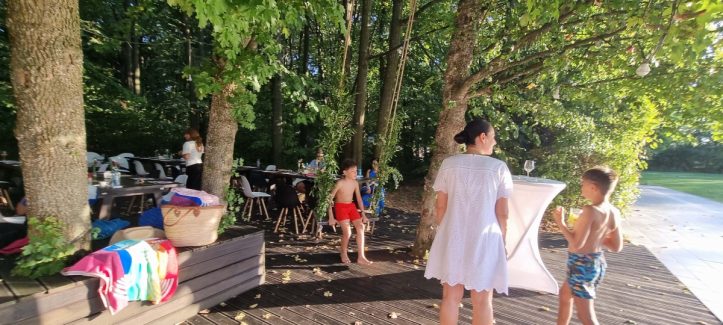 petrecere in aer liber la piscina