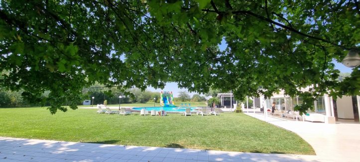 petrecere in natura la piscina