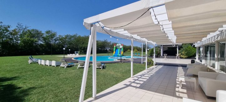 petrecere la piscina