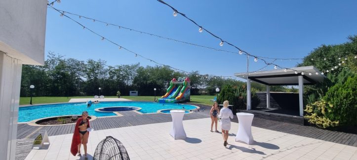 petrecere la piscina