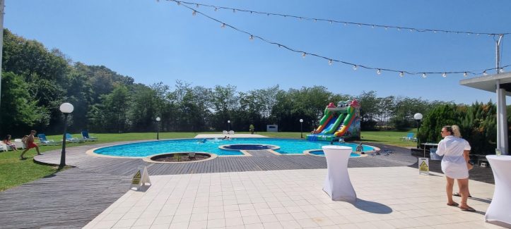 petrecere la piscina