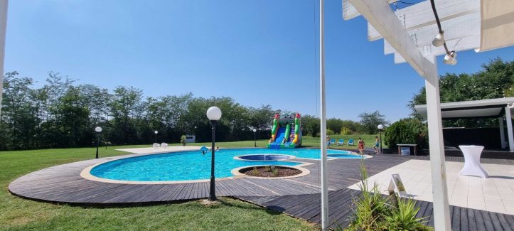petrecere la piscina