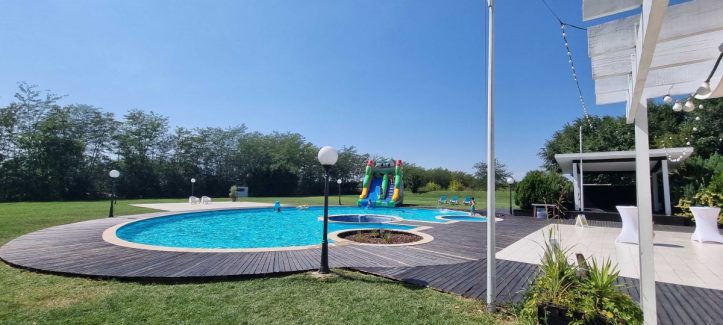 petrecere la piscina