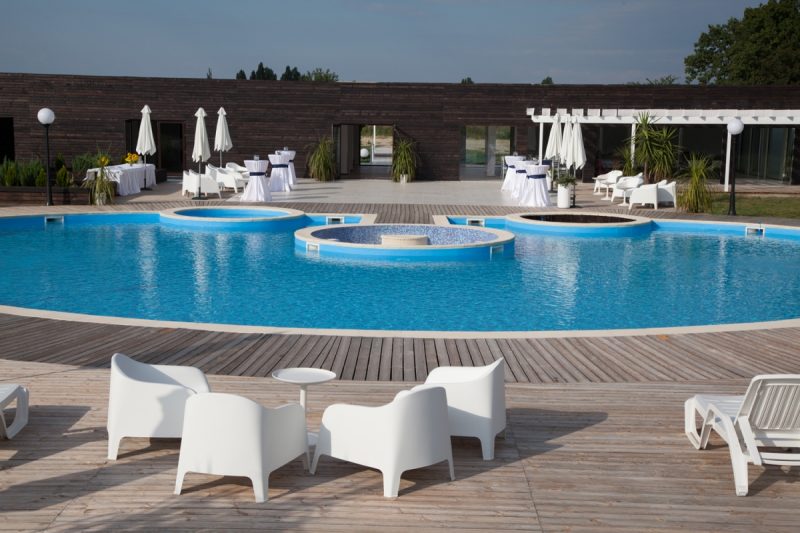 Locatie evenimente corporate in natrua, piscina, padure