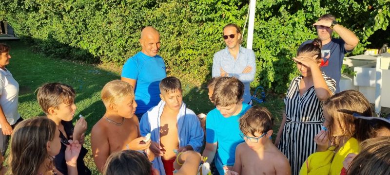 petrecere in aer liber la piscina