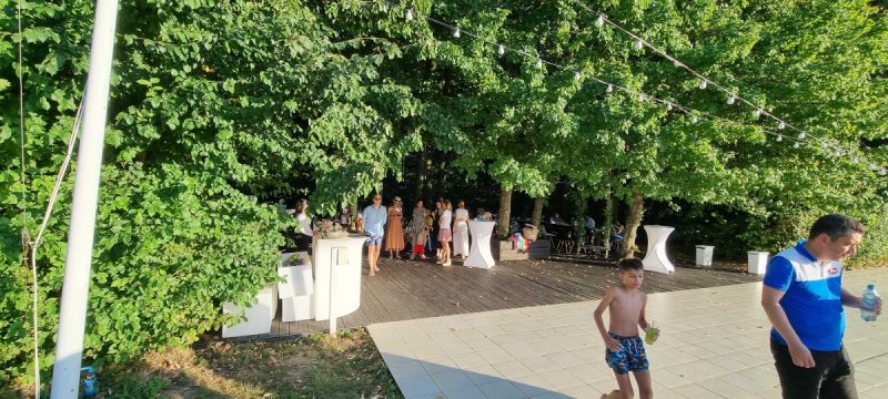 petrecere in natura la piscina