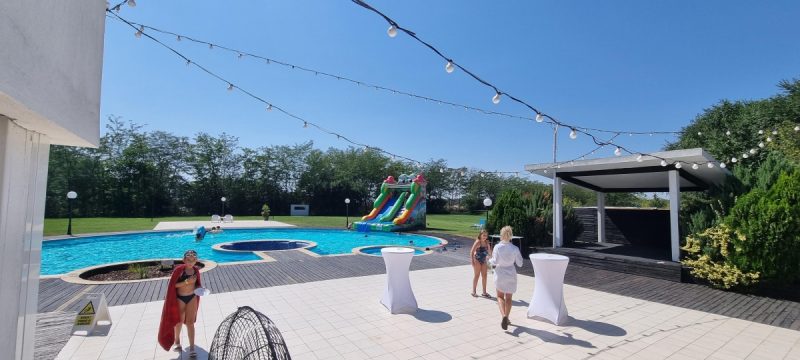 petrecere la piscina
