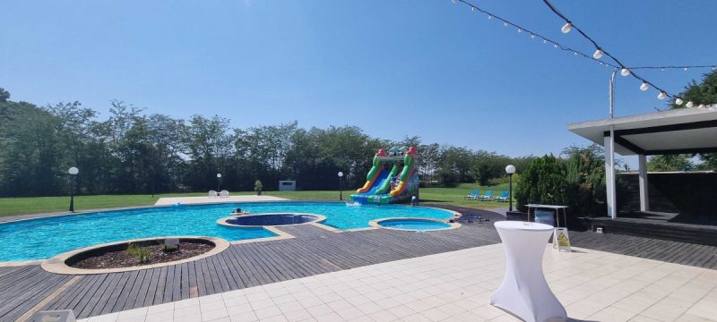 petrecere la piscina